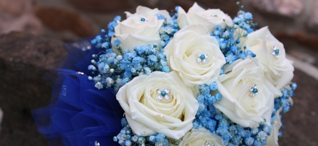 Mazzo di fiori e bouquet lavorati a mano in tutti i colori per tutte le cerimonie come matrimoni, lauree